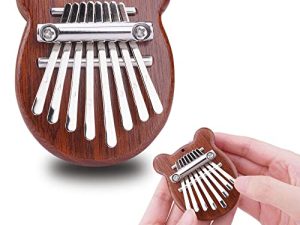Wellerly 8 Key Mini Kalimba Thumb Piano - ألعاب موسيقى للتخلص من الإجهاد - بيانو إصبع Mbira Likembe Sanza - هدايا آلة موسيقية معلقة على شكل Marimba محمولة للأطفال والكبار - على شكل دب جميل